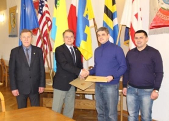 Pomoc humanitarna dla Tyśmienicy Współpraca partnerska pomiędzy mieszkańcami Strzelec Opolskich i Tyśmienicy w okresie minionych 15 lat to nie tylko wspólnie realizowane projekty, wzajemne