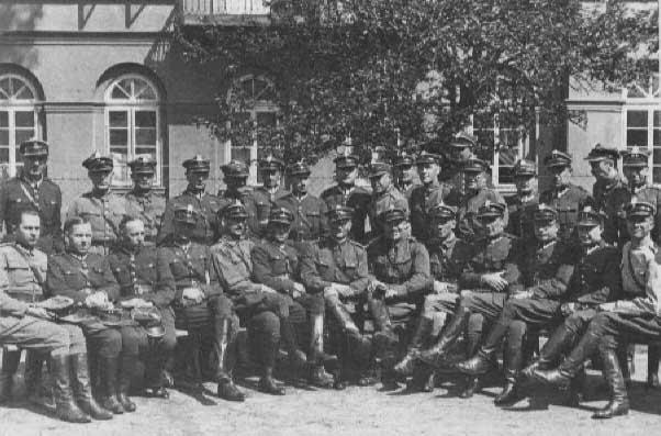 Działalność niepodległościowa przed pierwszą wojną światową: Jako uczeń szkoły realnej w śywcu wstąpił do tajnej organizacji Szkoła