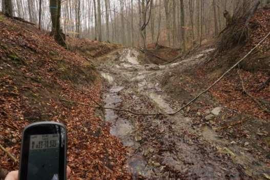 Fot. 12-14. Dokumentacja fotograficzna niszczenia naturalnej ciągłości potoku w nadl.