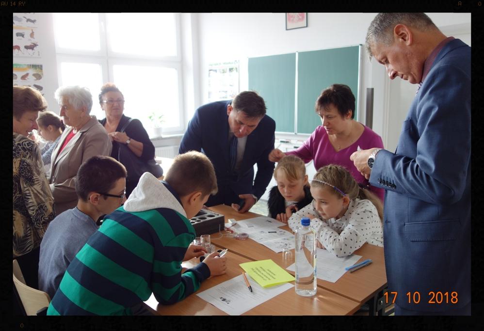 przewodnicząca rady rodziców, panie z zaprzyjaźnionego Koła Gospodyń Wiejskich Osinianki oraz rodzice uczniów.