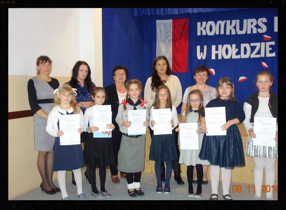 W HOŁDZIE NIEPODLEGŁEJ szkolny konkurs recytatorski Smakowało wybornie! Laureaci konkursu recytatorskiego. Najlepsi w klasach starszych.