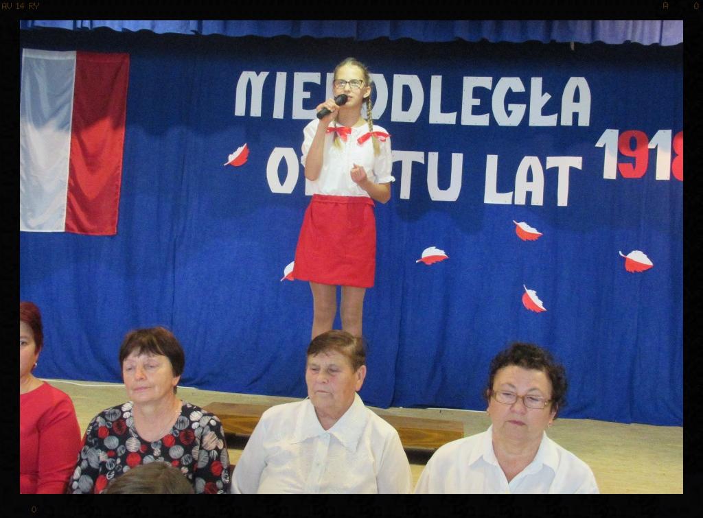 Galowe stroje, wspaniale udekorowana szkoła, atmosfera wielkiego święta.