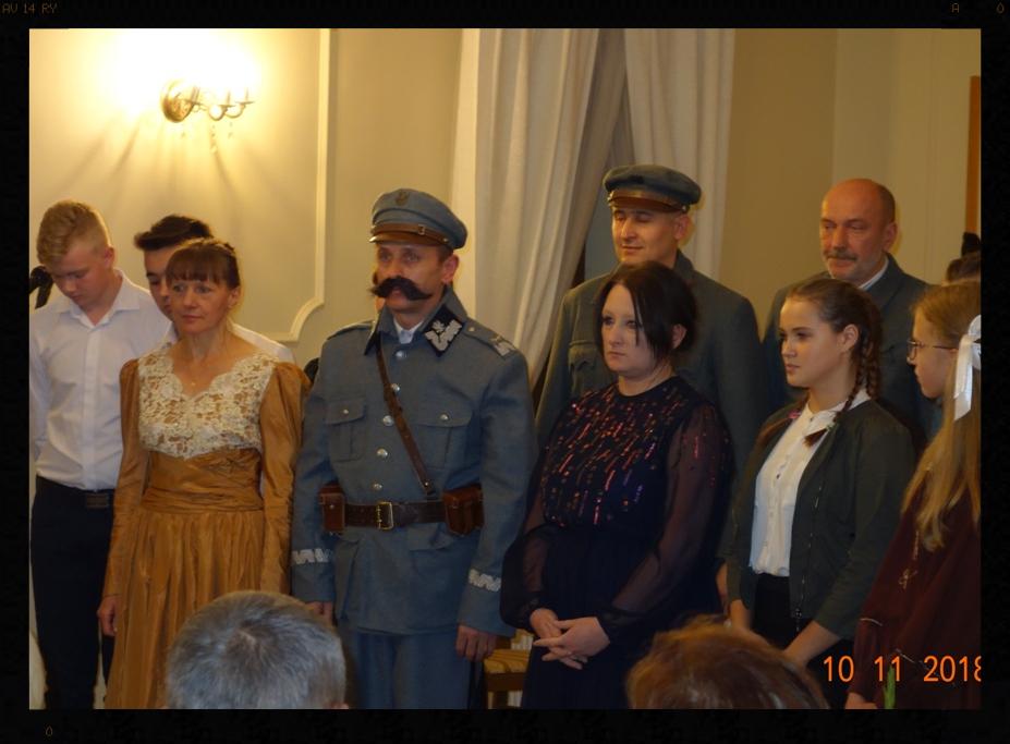 Na szkolne święto przybyli: sekretarz gminy Marta Ziomek, wiceprzewodniczący Rady Gminy Mirzec Jan Zawisza, ksiądz proboszcz Dariusz Maciejczyk, kierownik Centrum Usług Wspólnych Agata Mundzik oraz