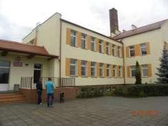 gimnazjum w Sicienku - 130 i w Wojnowie - 130. Do oddziałów zerowych przy każdej ze szkół podstawowych uczęszcza łącznie 139 dzieci.