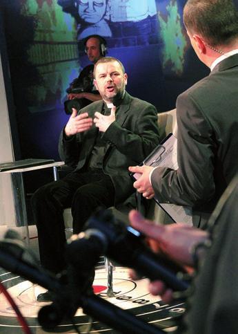 Refleksja Ojciec Dariusz Dańkowski SJ podczas programu Młodzież kontra rozmawiał z przedstawicielami młodzieżówek partii politycznych fot. Jan Lorek łej współpracy ze świeckimi.