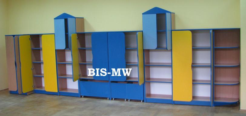 otwartymi drzwiami) -