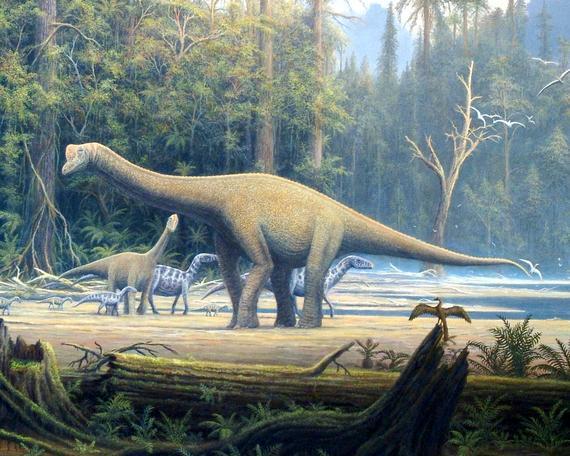 Przy wykorzystaniu figurek, książek, ilustracji oraz fragmentów filmu Pradawny ląd poznamy nazwy dinozaurów oraz roślinność prehistorycznych czasów.