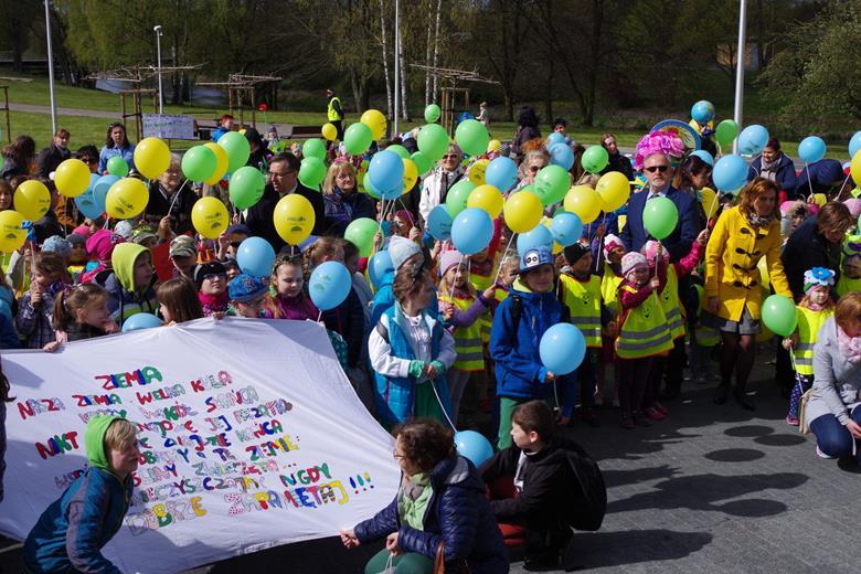 6. Edukacja ekologiczna W ramach tego zadania w ubiegłym roku Związek podjął szereg działań zmierzających do osiągnięcia znaczącego wzrostu świadomości ekologicznej