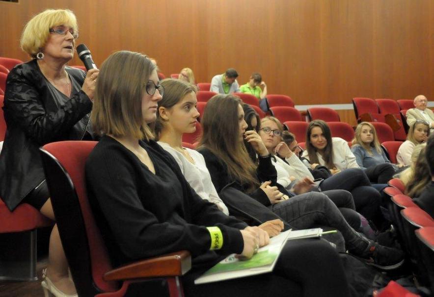 edukację w grupie osób dorosłych,