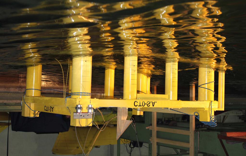 Badania modelowe platformy off-shore Wyposażenie Laboratorium stanowi: urządzenie do wytwarzania fal symulujących warunki oceaniczne wraz z układem czynnych i biernych urządzeń wygaszania fal,