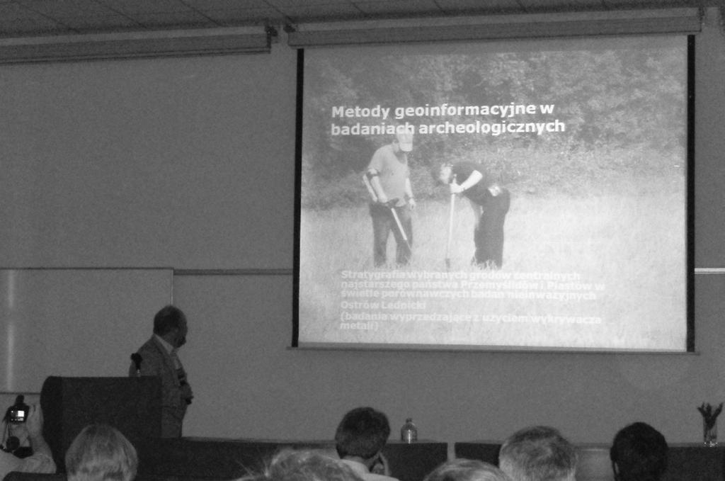 134 Fot. 1. Dr Roman Křivanek (Czeska Akademia Nauk) przedstawia referat dotyczący badań nieinwazyjnych na Ostrowie Lednickim; fot. I. Sobkowiak-Tabaka Photog. 1. Roman Křivanek PhD (Academy of Sciences of the Czech Republic) presenting paper on the non-invasive testing on Lednica Holm; photog.