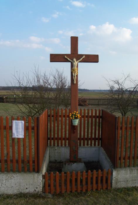 Krzize na Radawce Na Radawce som dwa krzize. Krzize powstały wiela lot tymu. Do kazdego z nich je jakoś legynga. Jedyn z tych krzizow stoi na pocontku Radawki, a drugi w środku.