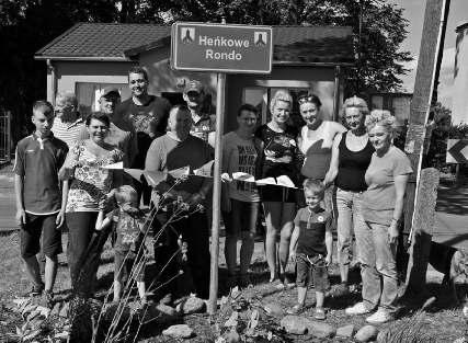 Strona 16 w gronie znajomych rodziny i sąsiadów. Wi e l e o s ó b z a a n g a ż o w a ł o s i ę w przygotowania do pikniku.
