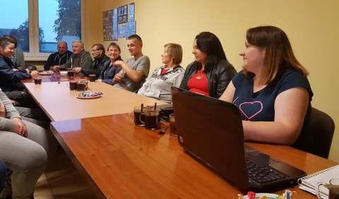 Strona 4 Zebrania w sprawie funduszu sołeckiego i wypoczynku, zakup nasadzeń, warsztaty i wyjazdy edukacyjne, zakup kruszywa na drogi, budowę chodnika w Lisewie, czy też doposażenie boisk sportowych.
