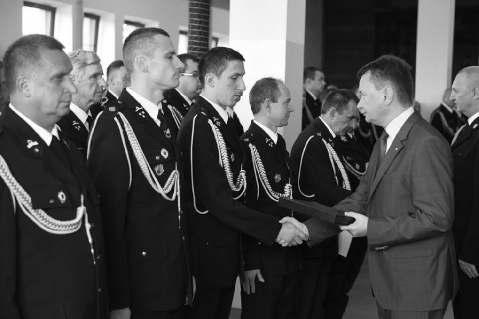 Strona 8 Druhowie z Lipienka wyróżnieni! Druhowie z Ochotniczej Straży Pożarnej w Lipienku zostali wyróżnieni przez szefa MSWiA Mariusza Błaszczaka za pomoc o?arom sierpniowej nawałnicy.