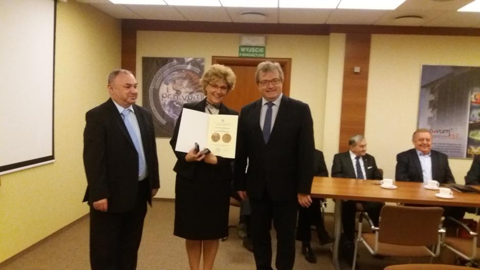 Jerzy Barglik przedstawił kalendarium wydarzeń w Oddziale od dnia ostatniego zebraniu Zarządu. Sekretarz Oddziału Teresa Machoń poinformowała zebranych o przebiegu konkursu stypendialnego.