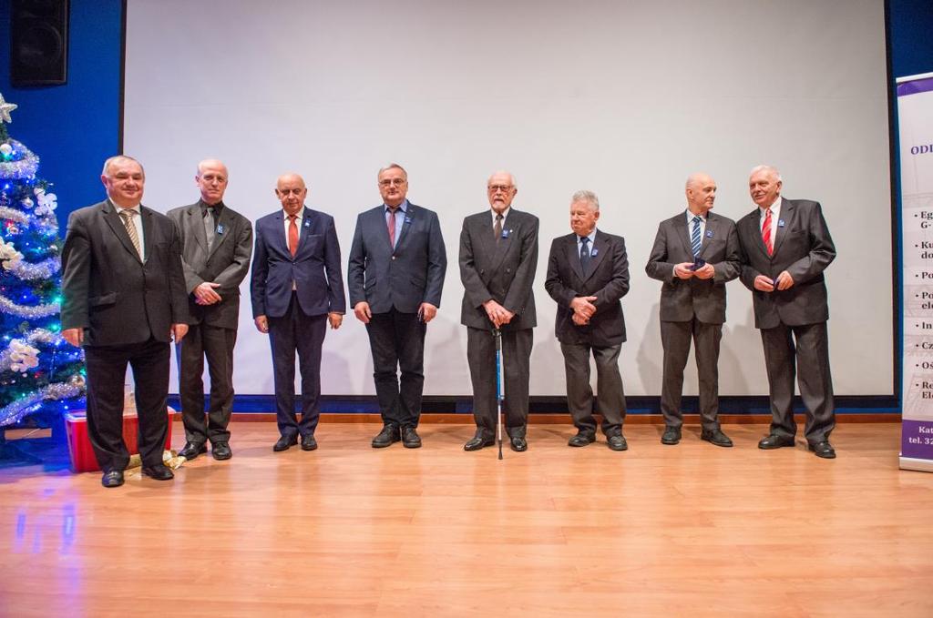 Fot. Odznaczeni Szafirową Odznaką Honorową SEP, od prawej: St. Walczak, K. Szynol, G. Grechuta, J. Mierzwiński, M. Krupa, A. Klaczkowski, A.