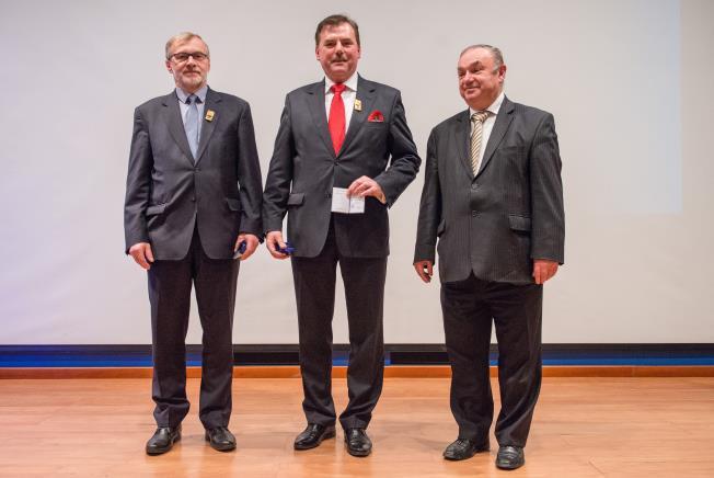 prof. Andrzejewskiego. Redaktorzy czasopisma ENERGETYKA Iwona Gajdowa i Klaudia Piekarska odebrały z rąk prezesa Jerzego Barglika Medal im. dr. inż.