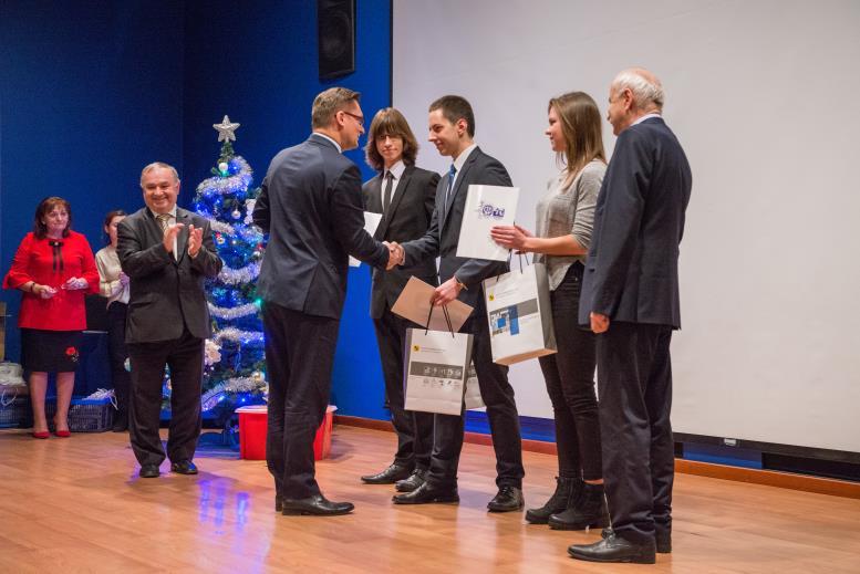 Fot. Iwona Gajdowa i Klaudia Piekarska odbierają medal przyznany Energetyce Fot. Wręczenie medalu im.