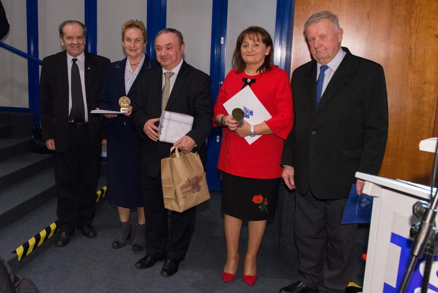 Fot. Od lewej: Jan Strzałka, Teresa Skowrońska, Jerzy Barglik, Teresa Machoń, Ryszard Grochowski Wystąpienia Gości były bardzo interesujące, ciepło odnoszące się do uczestników spotkania jaki i do