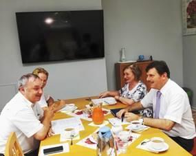 kandydatów OZW do odznaczeń. Członkowie Prezydium OZW uczestniczyli w spotkaniach jubileuszowych zaprzyjaźnionych z nami Oddziałów SEP oraz w jubileuszach innych organizacji technicznych.