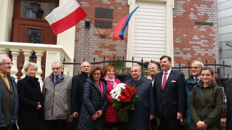 pamiątkową umieszczoną na budynku, gdzie mieści się Izba Pamięci zostały złożone białoczerwone kwiaty. Fot. Uczestnicy seminarium przed budynkiem, w którym mieści się Izba Pamięci im.