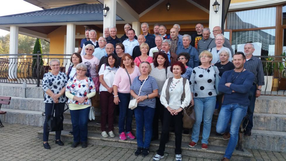 Fot. Na schodach restauracji w Mucharzu Kamesznica Milówka 21-22 października 2017 r. - XVIII Rajd Kół Terenowych OZW SEP.
