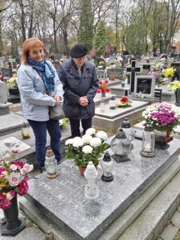 Teresa Machoń i Aleksy Kuźnik po zapaleniu znicza na grobie Tadeusz Świderskiego 13 listopada 2017r. w siedzibie firmy ELEKTROBUDOWIE S.A. w Katowicach odbyło się posiedzenie Rady Ośrodka Rzeczoznawstwa Oddziału Zagłębia Węglowego Stowarzyszenia Elektryków Polskich.