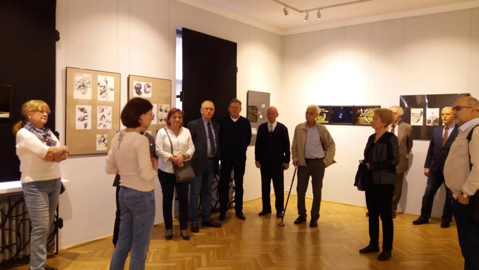Fot. Uczestnicy słuchają prelekcji na temat wystawy 2 sierpnia 2017r.- członkowie OZW SEP z rodzinami spotkali się w Muzeum Historii Katowic, gdzie zwiedzili wystawę malarstwa Mroki podświadomości.