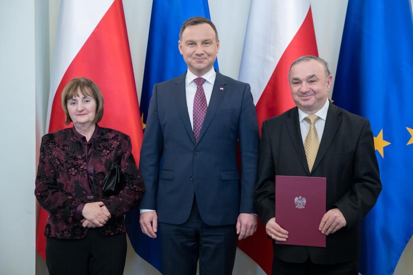 Fot. Po uroczystości pamiątkowe zdjęcie z prezydentem RP Andrzejem Dudą. 12 stycznia 2017 r.