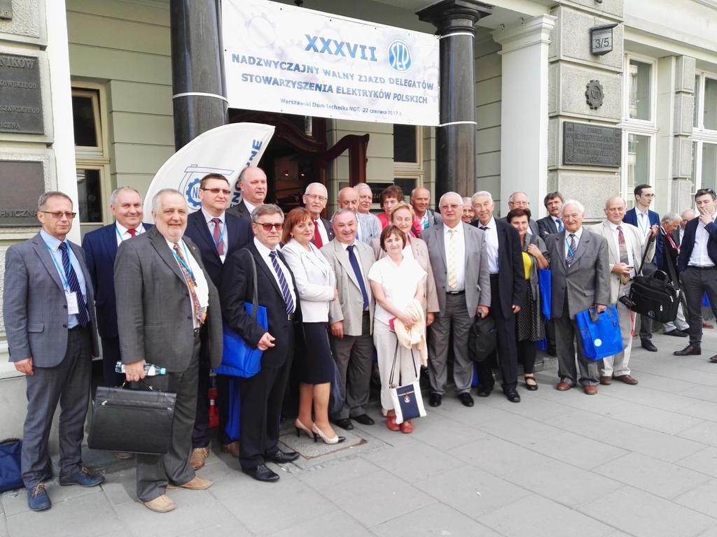 Fot. Delegaci z OZW SEP przed budynkiem NOT w Warszawie. Konopnica, Łódź 18 20 września 2017r. udział prezesa OZW SEP prof.