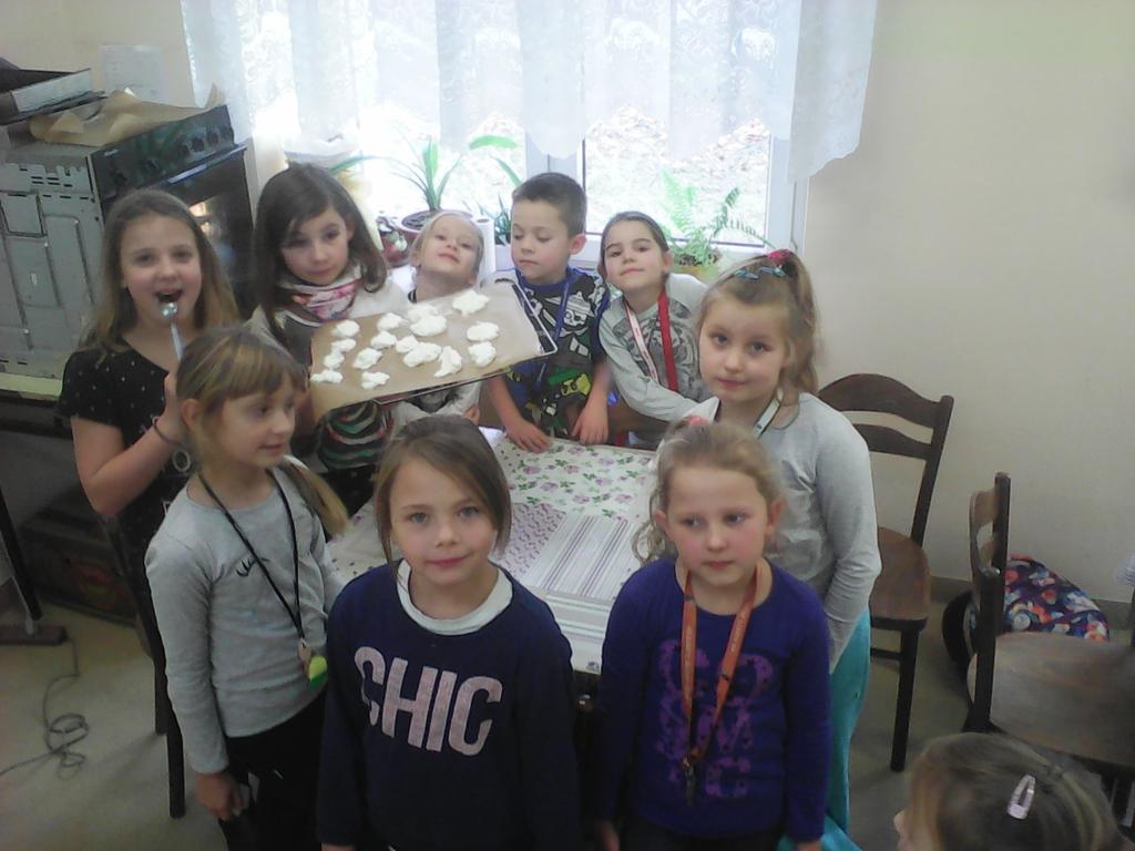 Na zajęciach najczęściej przygotowuje się słodkie rzeczy-np. babeczki, desery, ale też pizzę, koktajle. Jak na razie pani używa swoich przepisów.
