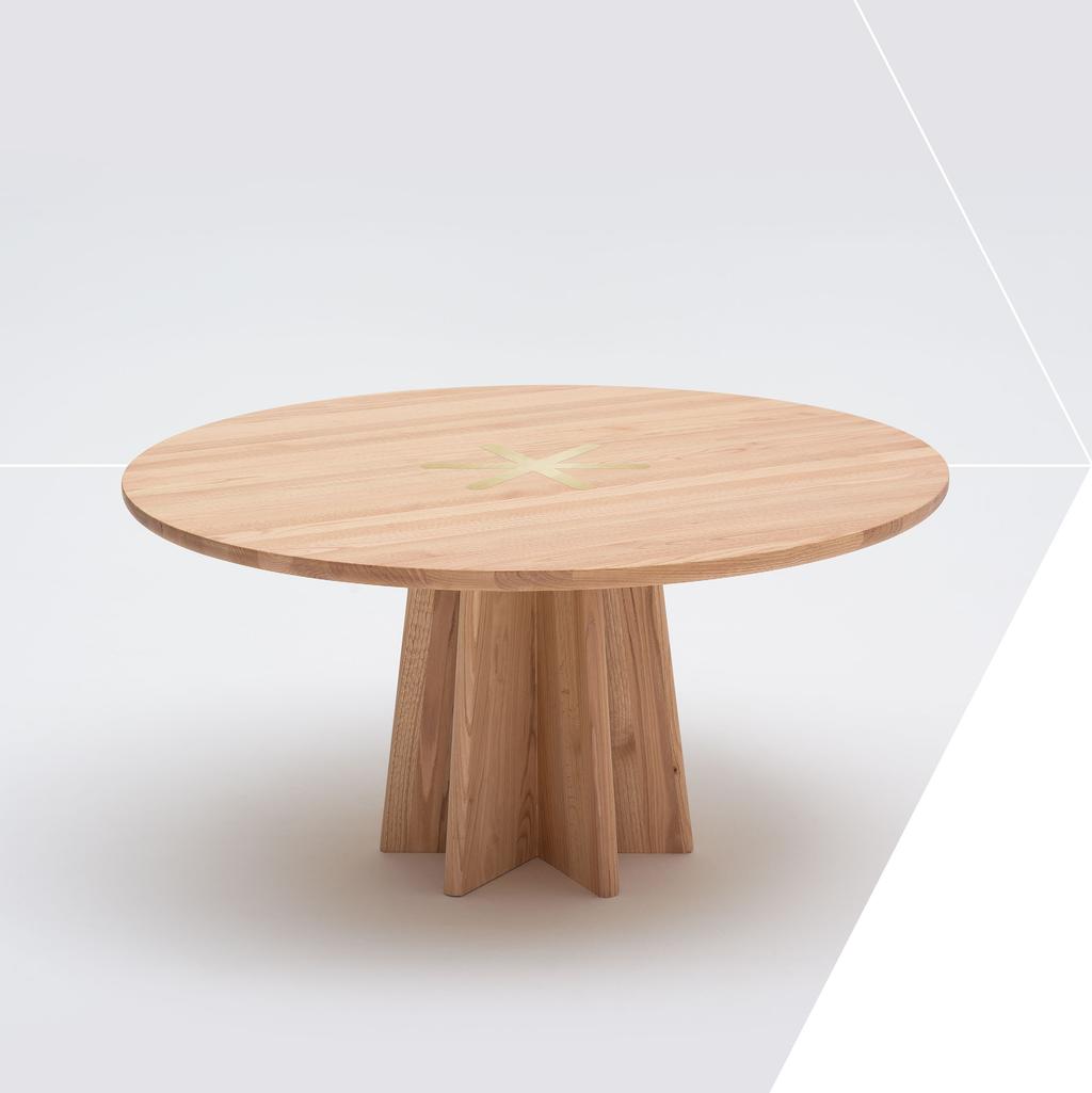 CIRCLE - L Stół jadalniany / Dining table Φ=150 / h=74 Blat: dąb czerwony naturalny Wstawki: mosiądz Podparcie: dąb czerwony Standardowym wykończeniem powierzchni blatu jest olejowanie.