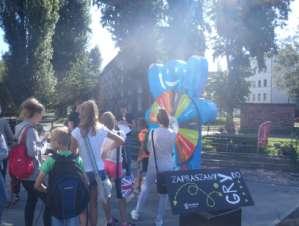 Fundacja administruje także stronę edukacyjną www.niebieskiatmoludek.