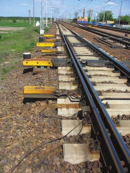 Przegląd rozwiązań technicznych układów sterowania rozjazdami kolejowymi 211