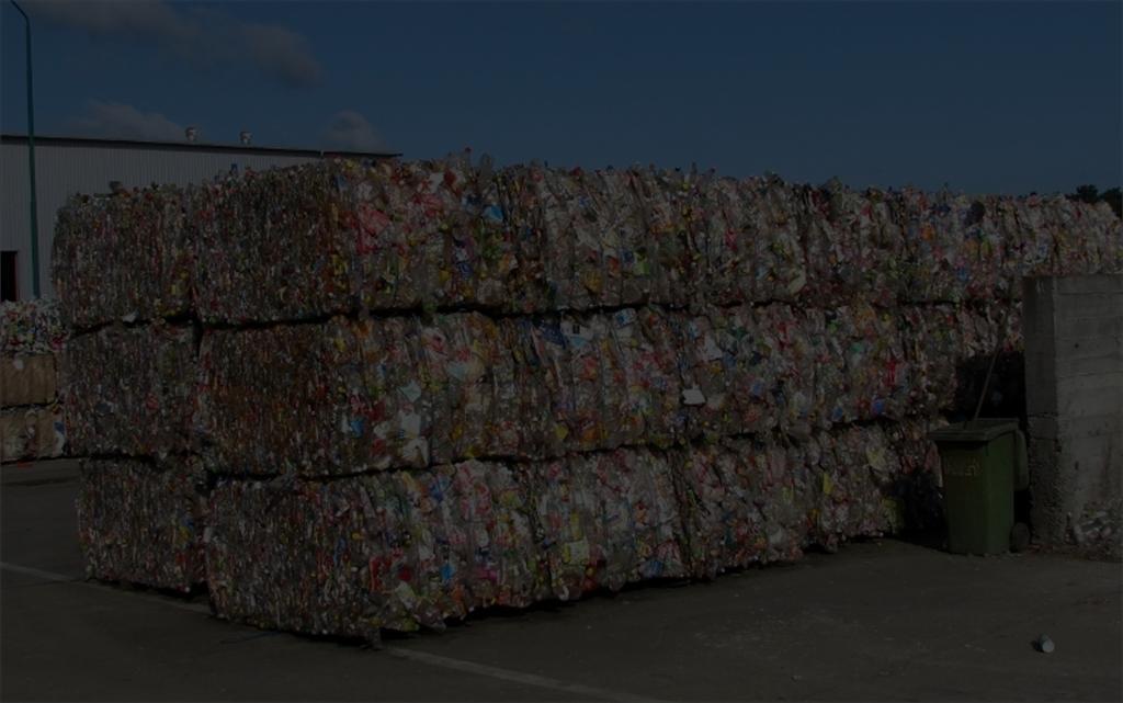 Recykling Z 35 popularnych butelek PET można wyprodukować bluzę z polaru.