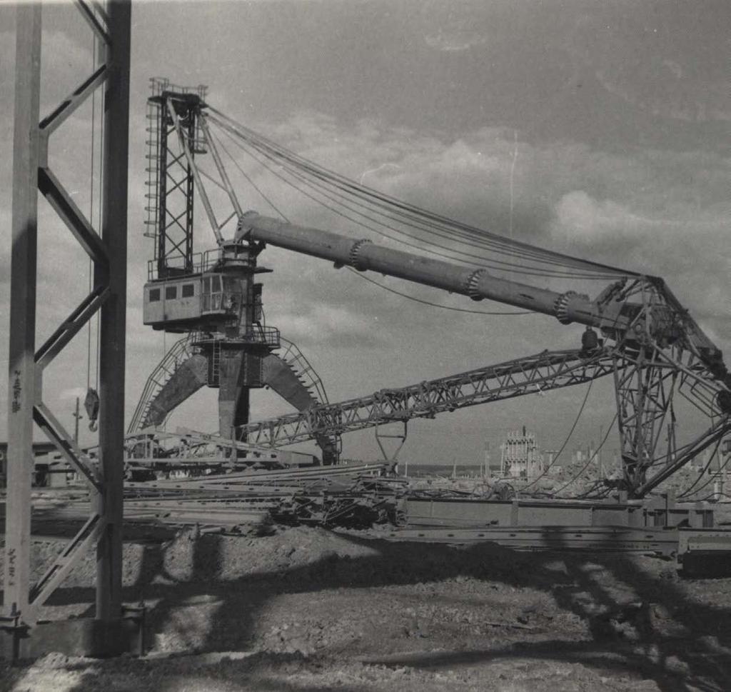 HISTORIA HISTORY HISTORIA Firma powstała w 1952 roku jako Zakład Montażu Elektrowni i Urządzeń Przemysłowych Energomontaż z siedzibą w Katowicach, od początku koncentrując się na działalności w