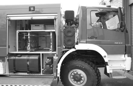 TECHNIKA I TECHNOLOGIA Zbiornik AdBlue (25 dm 3 ) Fot. 8. Dodatkowy zbiornik AdBlue (silnik Mercedesa z systemem SCR) W nowych pojazdach straży pożarnej możemy spotkać obydwa systemy obróbki spalin.
