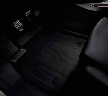 Renault całkowicie chronią podłogę kabiny. Szczelne i łatwe w utrzymaniu, ich szybkie mocowanie zapewniają dwa specjalne zaciski bezpieczeństwa.