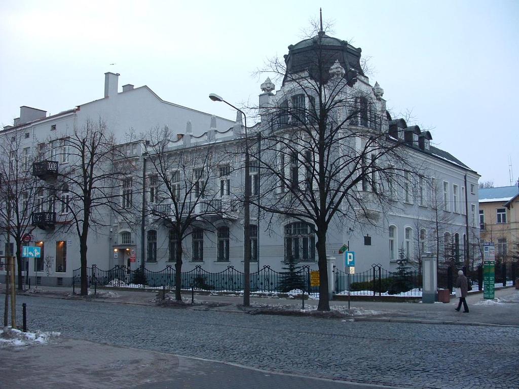 Część budynku została wydzierżawiona wojsku, które prowadziło w nim Powiatową Komendę Uzupełnień. We wrześniu 1939 roku w pałacyku znajdował się sztab obrony Białegostoku.