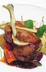 Aromatyczna przepiórka z pastewnym krokietem, winną kapustą i sosem z palonego masła 180 minut 4 całe przepiórki 1 pęczek włoszczyzny świeże grzyby 150 g kiełbasy lisieckiej (ChOG) 50 g suski