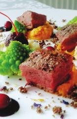 Delikatna kaczka sous vide podana na purée ze słodkiego ziemniaka w towarzystwie pasztetu gęsiego w otoczce z wiśni nadwiślanek oraz purée z topinamburu i jabłka łąckiego 180 minut 4 filety z kaczki
