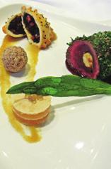 Nadziewany comber z daniela z regionalnym kołdunem 110 minut 800 g combra z daniela 4 redykołki (ChNP) 100 g natki pietruszki 10 g trawy żubrowej 250 g masła 500 g wiśni nadwiślanki (ChNP) 1000 g