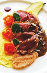 Flambirowana wiśniówką polędwica z serowym sosem z grzybową nutą oraz purée fasolowo-soczewicowym 120 minut Sos serowy 100 g sera z niebieską pleśnią 1 cebula świeży i suszony imbir do smaku goździki
