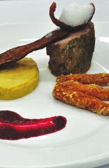 Polędwica wędzona z nutą rozmarynu, ułożona na purée fasolowym z chipsem z kiełbasy myśliwskiej w towarzystwie pianki serowej, musu buraczano-jabłkowego, podana z marchewkami w panierce z andrutów