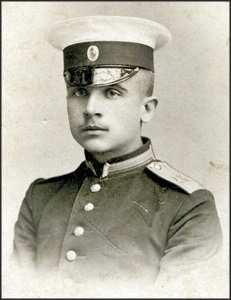 Po jej ukończeniu w sierpniu 1909 roku mianowano go podporucznikiem i przydzielono do 15. batalionu saperów Armii Imperium Rosyjskiego. Latem 1910 roku rozpoczął służbę w 19.
