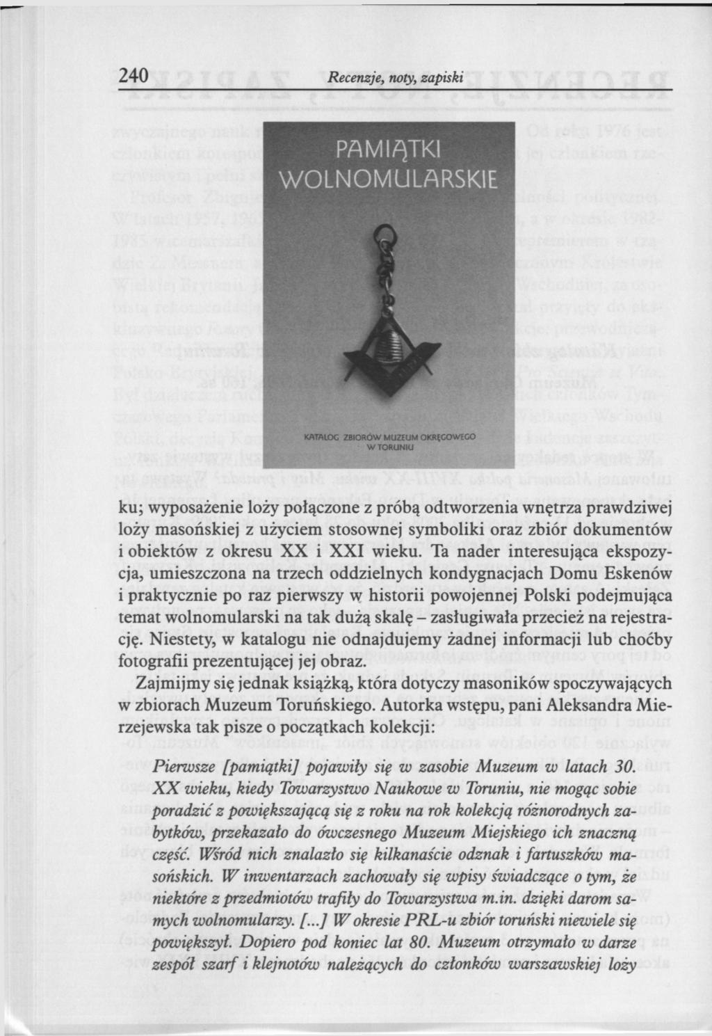 240 Recenzje, noty, zapiski ku; wyposażenie loży połączone z próbą odtworzenia wnętrza prawdziwej loży masońskiej z użyciem stosownej symboliki oraz zbiór dokumentów i obiektów z okresu XX i XXI