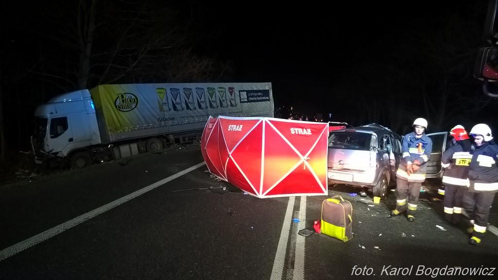 godz. 19:40 wrak oraz pilot został odnaleziony w lesie w okolicach miejscowości Marysin.