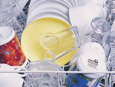 Wygląd metaliczny w niebieskawo-tęczowej barwie Za dużo środka płuczącego - Obniż nastawienie srodka płuczącego Zamglony, 1036 mleczny wygląd oraz niebieskawe/tęczowe zabarwienie naczyń szklanych