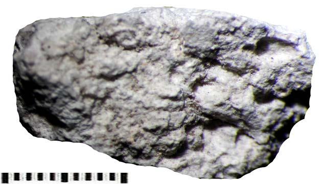 A B Fot. 6 Próbka 2- wapien z obudowy grobu Chrystusa 2. A - porowata struktura powierzchni wapienia, B - fragment wapienia pokazanego na fot.
